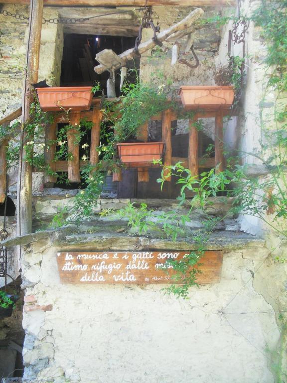 B&B Il Gatto Nero Castelveccana Exterior photo